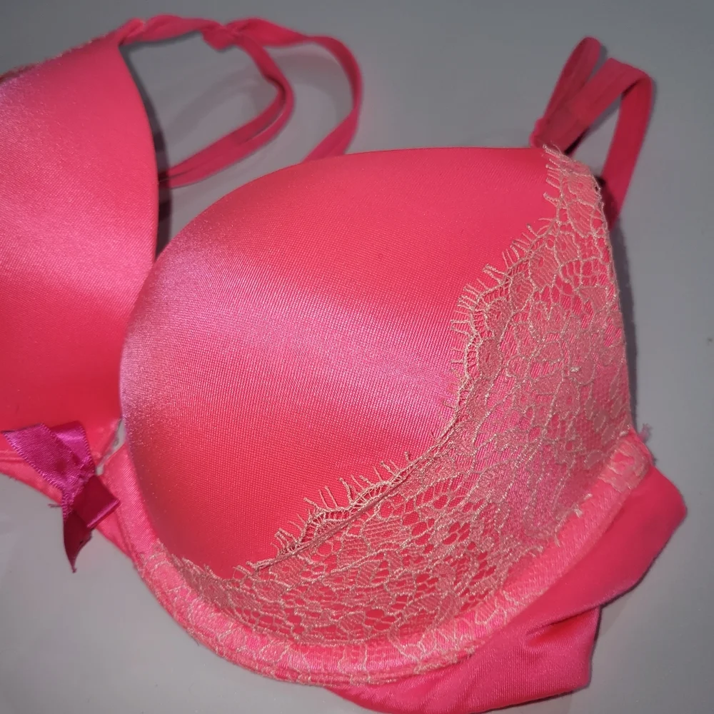 Victoria's Secret Very Sexy Push Up 32C - Picture 2 of 3
